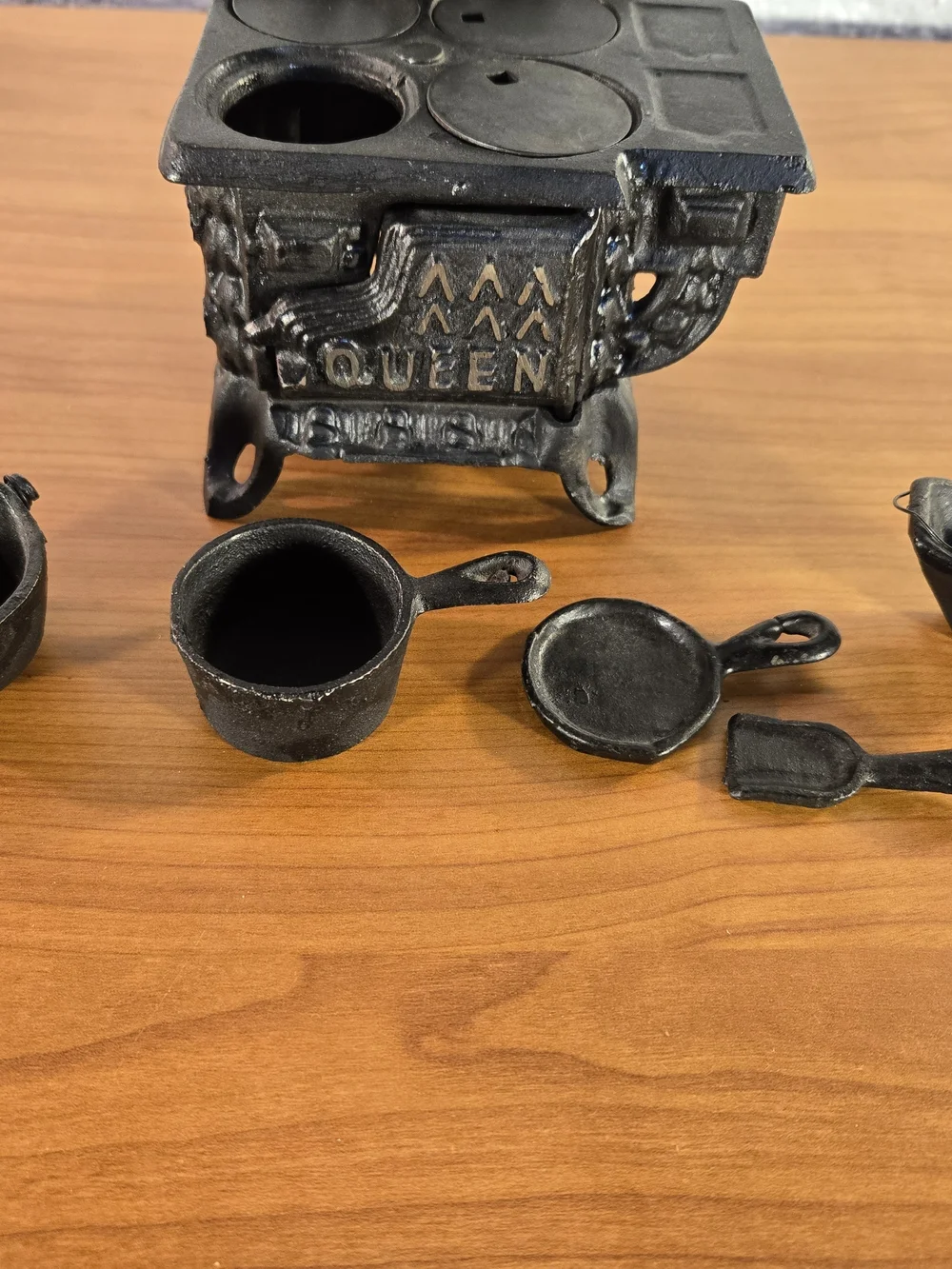 Vintage QUEEN Cast Iron Stove Mini Salesman Sample Toy w/ Pot Pan Bucket Tools